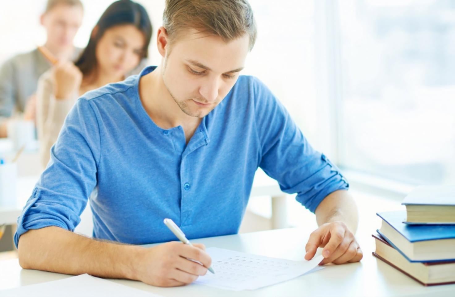Familie beim gemeinsamen Lernen über Finanzen