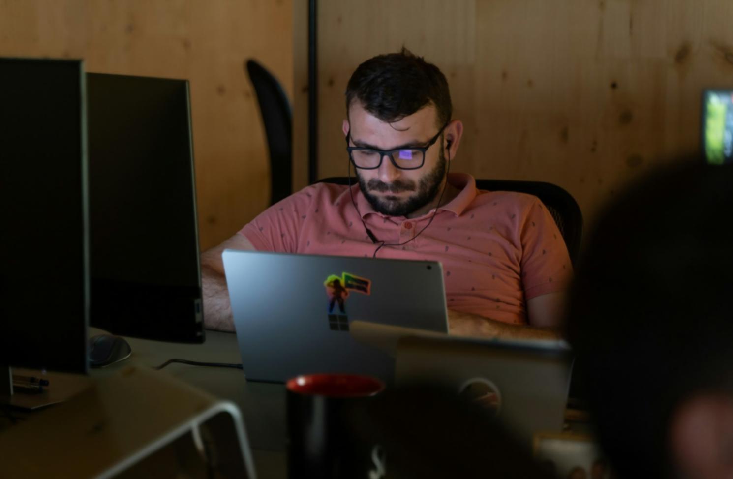 Online-Lerngruppe in einer Video-Konferenz